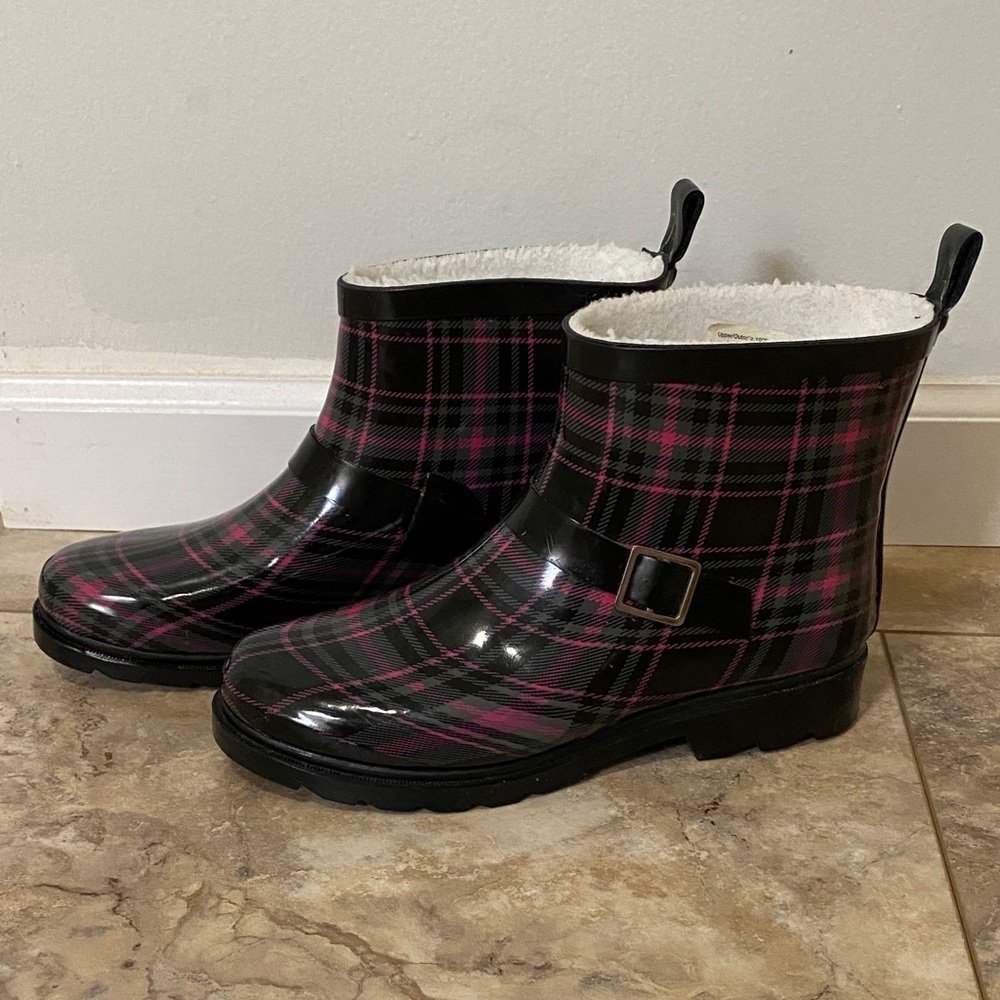 Short Rain Boots Black and Pink Plaid Women’s